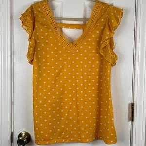 NWOT Bobbie Brooks yellow polka dot short sleeved top size ladies large. V neck